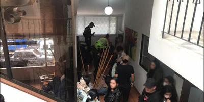 Medio centenar de jóvenes detenidos por hacer fiesta en cuarentena en Bolivia » Ñanduti