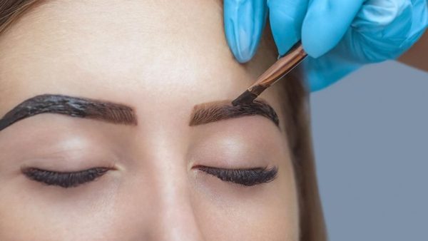 Curso online para aprender a teñir tus cejas con henna
