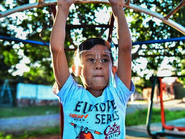 Pantalla facial contra el Covid-19, opción para proteger a los niños