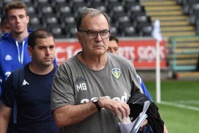 HOY / El Leeds de Bielsa celebra el ascenso con victoria y pasillo de honor