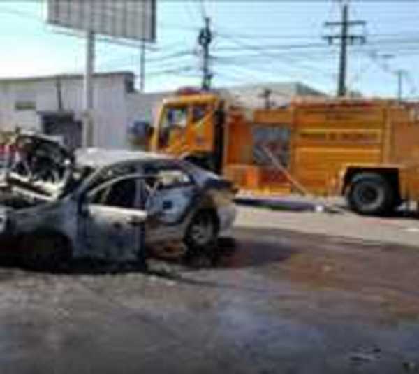 Automóvil termina incendiado tras accidente - Paraguay.com