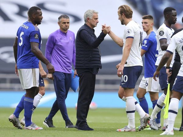 Mourinho le hace un favor al Chelsea y al United