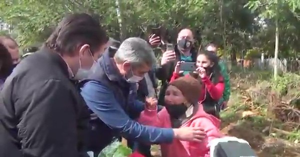 “Eheja che cargo”: Marito promete casa en tres meses a mujer de 82 años