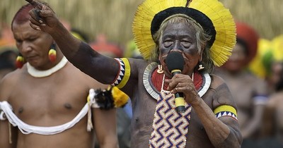 El Cacique Raoni, muy debilitado tras la muerte de su esposa
