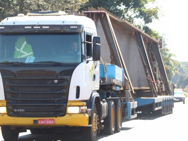 Puente de la Integración: Segunda viga gigante llega a Foz de Yguazú