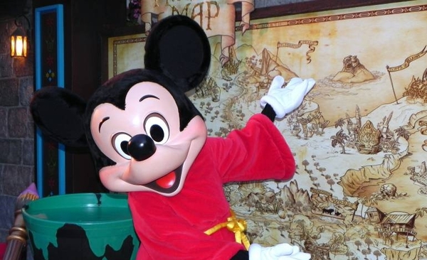 HOY / Disney reduce "drásticamente" su publicidad en Facebook, según el WSJ