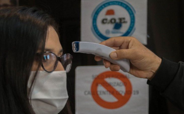 HOY / Termómetro infrarrojo: la toma correcta de temperatura es en la frente, aseguran expertos