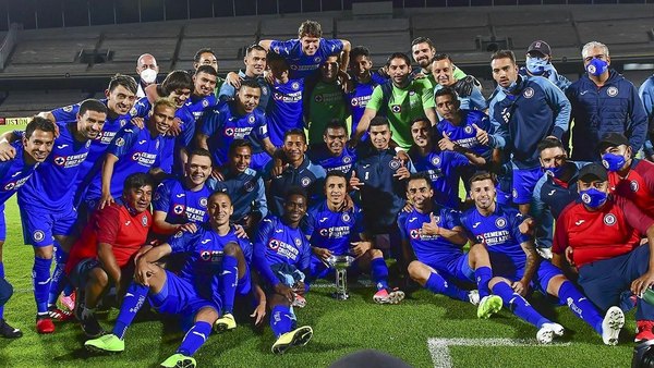 Con Juan Escobar, el Cruz Azul celebra como campeón de la Copa por México