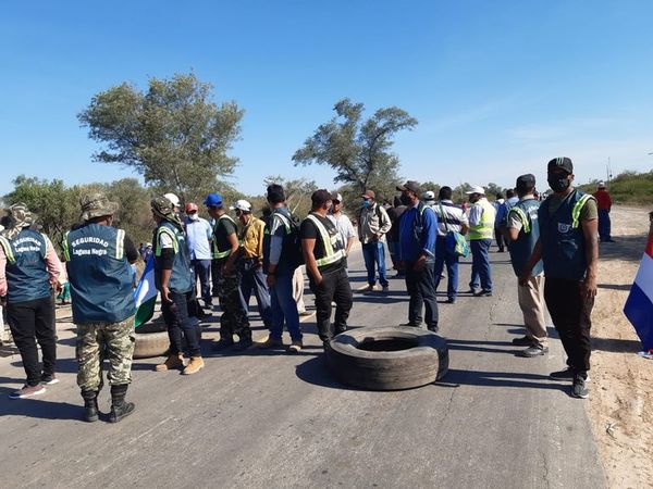 Indígenas cierran la Transchaco en el km 494 - Nacionales - ABC Color
