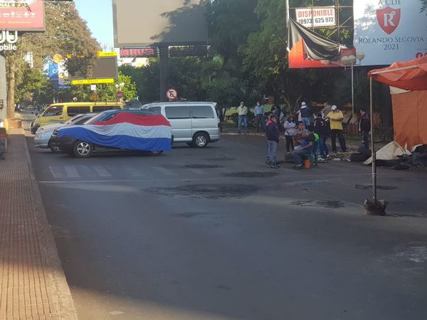 Taxistas y paseros cierran ruta PY02 en CDE - ABC en el Este - ABC Color