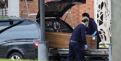 Una madre se entera en el velatorio de su hijo, que otro de ellos acababa de morir