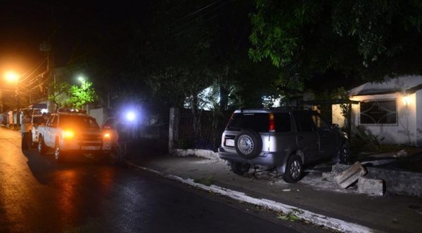 |VIDEO|Atropelló la casa de su vecino porque le reclamó por estacionar sobre su vereda