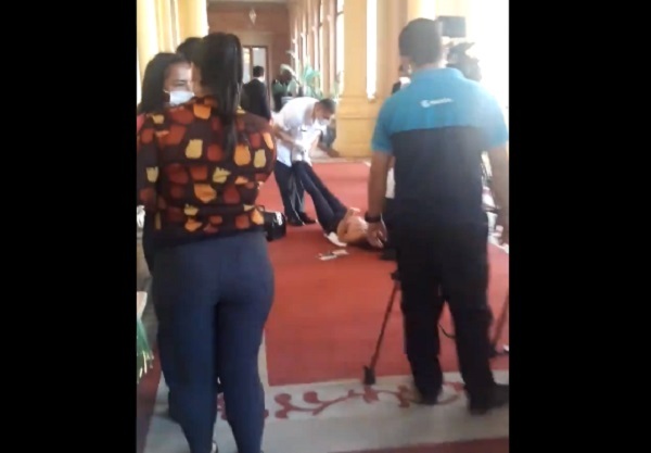 Mujer indígena se desmaya en Palacio de Gobierno
