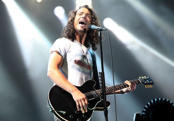 Lanzan versión inédita de "Patience" , con la voz de Chris Cornell - RQP Paraguay