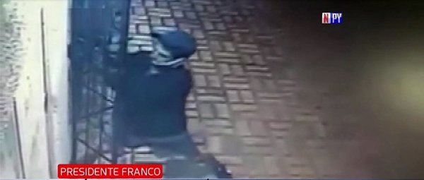 Delincuente ataca con cuchillo a mujer y su hijo | Noticias Paraguay