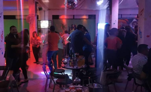 HOY / Amenazan cerrar bares de Nueva York tras un fin de semana de "descontrol"