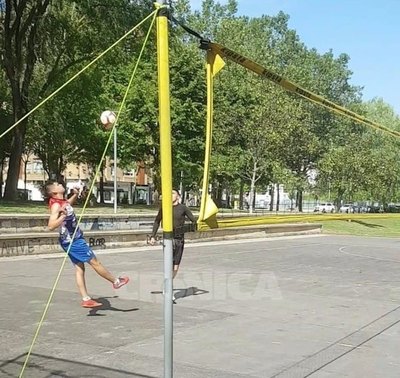 Españoles lalan contra paraguayos que juegan piqui ha ojagarrapa la cancha | Crónica