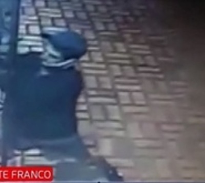 Delincuente ataca con cuchillo a mujer y su hijo - Paraguay.com