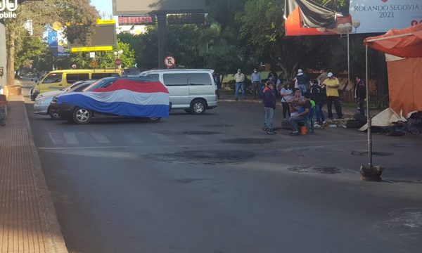 Taxistas y paseros cierran ruta para exigir créditos blandos o subsidios