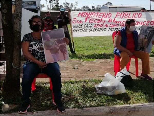 Viuda de fallecido en accidente se encadena para pedir justicia en Itapúa
