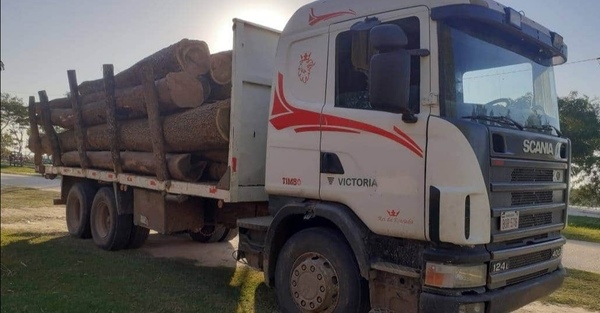 Policías demoran rollos de palo santo y a conductor de camión