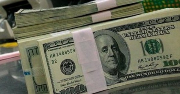 El dólar está cada vez más cerca de llegar a 6.900 guaraníes