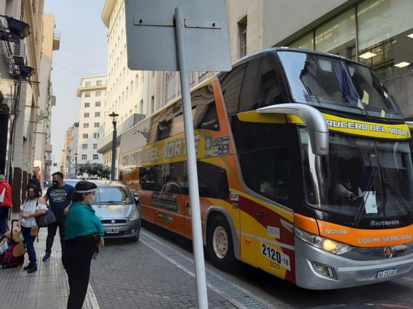 65 paraguayos varados en Argentina llegarán al país este martes