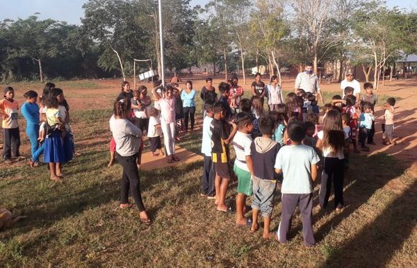 Distribuyen golosinas en comunidad indígena por el día del Divino Niño - Nacionales - ABC Color