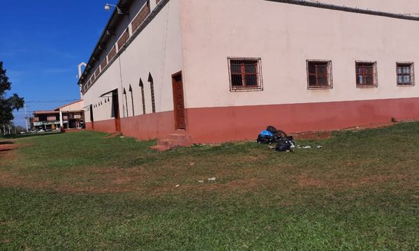Arrojan basuras en predio de capilla