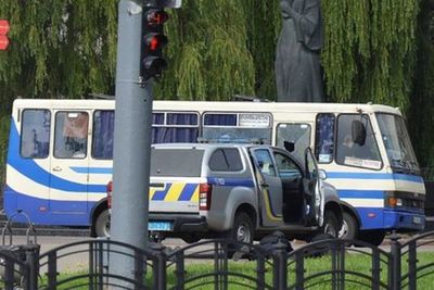 Un hombre con explosivos secuestró un autobús con 20 pasajeros en Ucrania