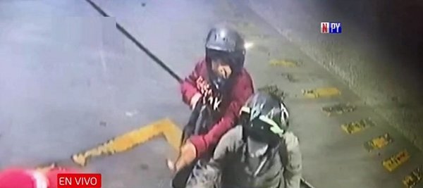 Motochorros asaltan con rifle una gasolinera | Noticias Paraguay