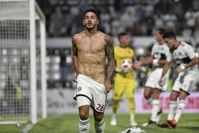 Un empate agónico, el penal repetido, la roja por un festejo grosero y Adebayor: el último partido del torneo Apertura - Fútbol - ABC Color