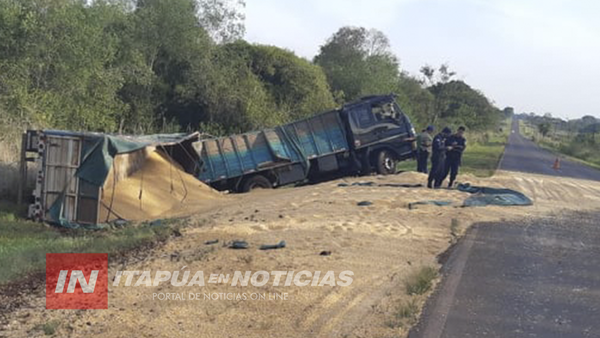 CAMIÓN CARGADO DE MAÍZ VOLCÓ SOBRE GRANEROS DEL SUR EN LA PAZ