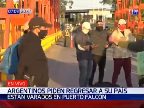 Ciudadanos argentinos cierran el Puente Falcón