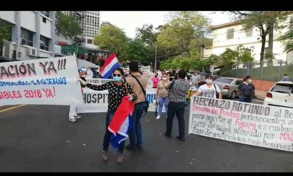 HOY / Funcionarios de blanco protestan frente a Salud y exigen pago de gratificación