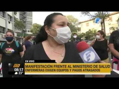 “Nos llaman héroes de blanco, pero más bien somos mendigos“