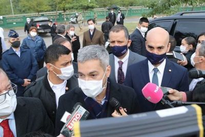 “Los que te critican, ni para una olla popular contribuyeron”, de Mario Abdo para su Capitán