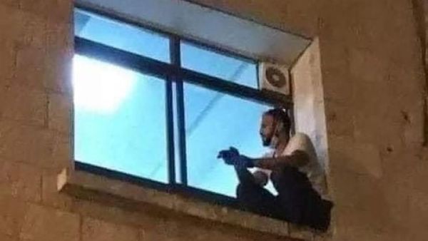 Emotiva despedida: Trepó varias noches por la ventana del hospital, para acompañar a su madre enferma de covid-19