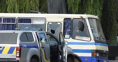 Hombre armado con explosivos secuestra bus con pasajeros en Ucrania