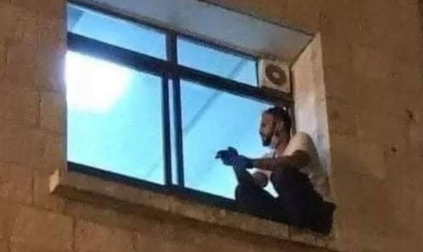 Hombre sube a una ventana de un hospital para despedirse de su madre, enferma de covid