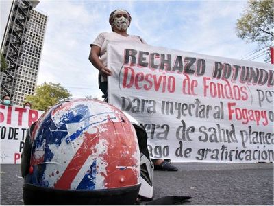 Personal de blanco se moviliza frente al Ministerio de Salud