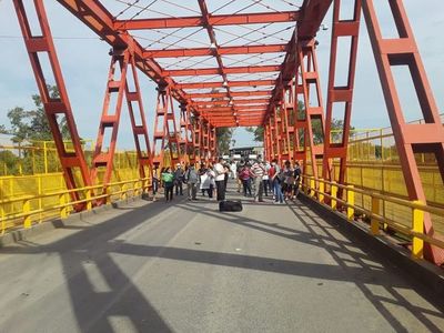 Cierran el Puente Internacional San Ignacio de Loyola para exigir regresar a Argentina - Nacionales - ABC Color
