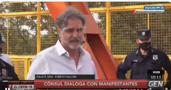 HOY / Cónsul argentino en Asunción, Alejandro Herrero, habla con las personas varadas en Puerto Falcón