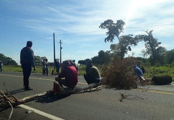 HOY / Indígenas bloquean Ruta 10 y exigen respuestas por parte del INDI