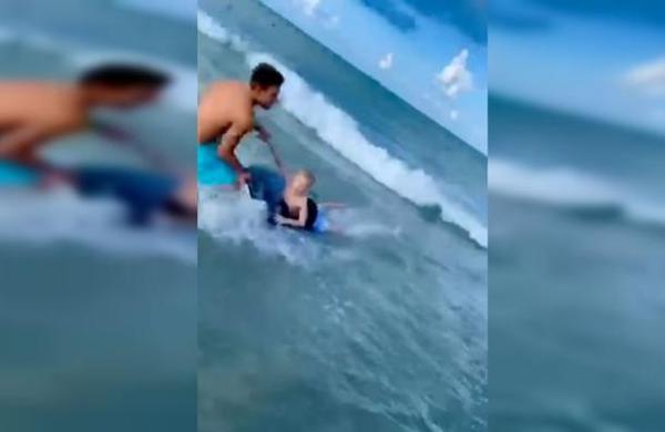 Policía fuera de servicio rescata a un niño del ataque de un tiburón - C9N