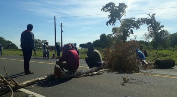 Indígenas bloquean Ruta 10 y exigen respuestas por parte del INDI