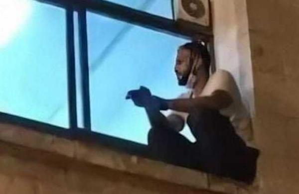 Trepa hasta la ventana de un hospital para despedirse de su madre con Covid-19 - SNT