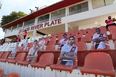 Los primeros 'hinchas de cartón' del fútbol paraguayo