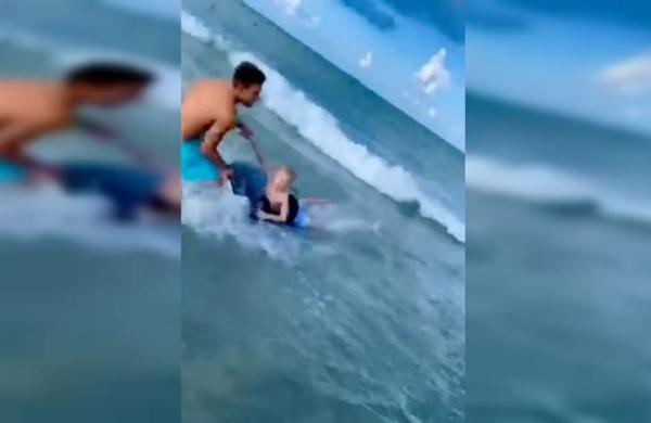 Policía fuera de servicio rescata a un niño del ataque de un tiburón - SNT