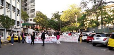 Personales de blanco volverán a manifestarse frente a Hacienda para exigir pago de gratificaciones » Ñanduti